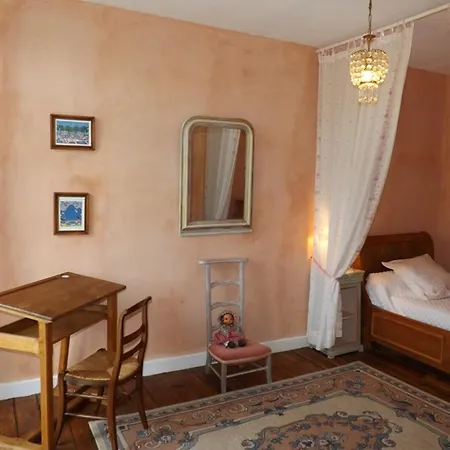 Holiday home Gite Arpajon-sur-cere, 4 Pieces, 5 Personnes - Fr-1-742-395 *